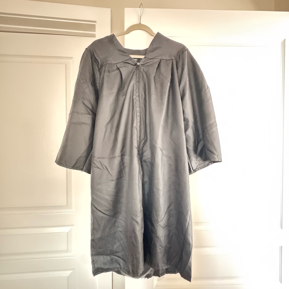 Graduating gown
